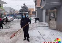 保障居民出行安全，社區(qū)及時(shí)清理積雪