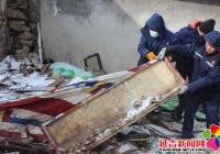 文明社區聯合延吉市集中供熱公司開展清理建筑垃圾志愿服務活動