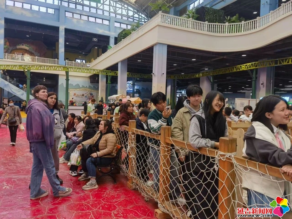 五一假期延吉恐龍王國人氣爆棚 游客暢享遠(yuǎn)古之旅